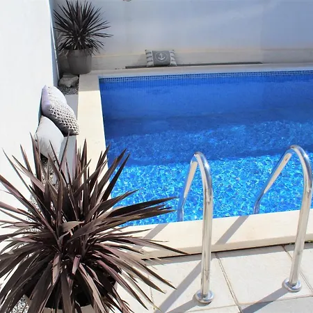 Apartment Poppy With Pool And Bikes